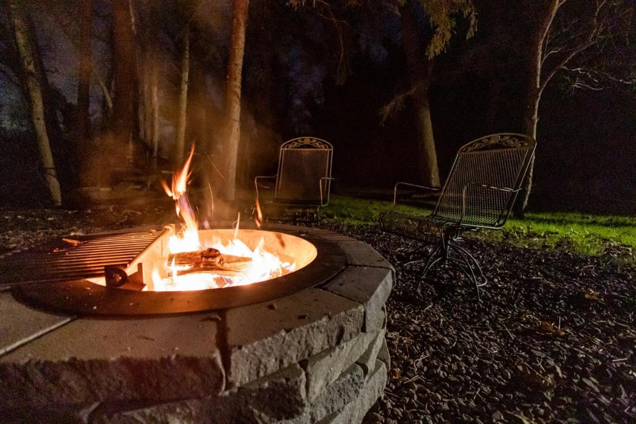 Riverside Log Cabin W Hot Tub Fire Pit Huge Deck Rileyville Exterior photo