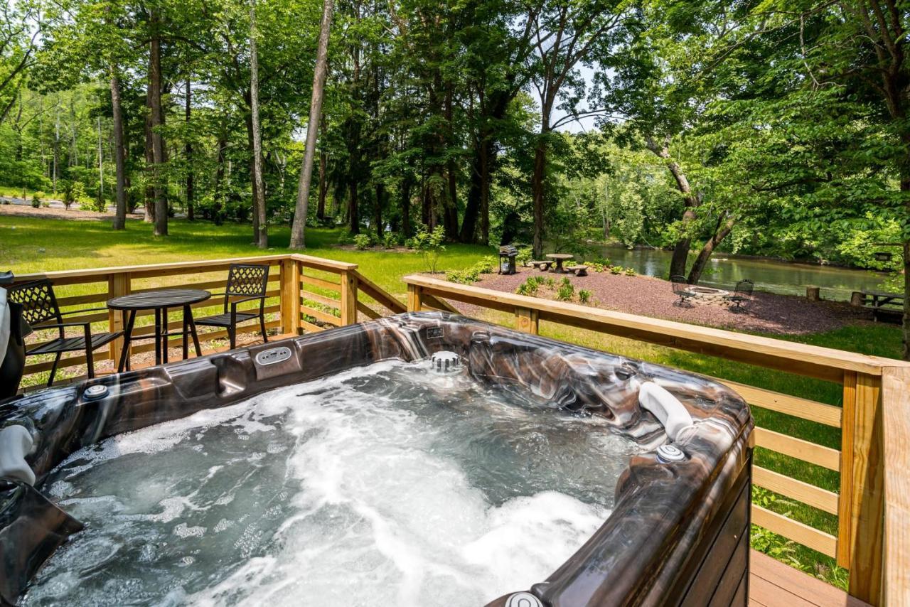 Riverside Log Cabin W Hot Tub Fire Pit Huge Deck Rileyville Exterior photo