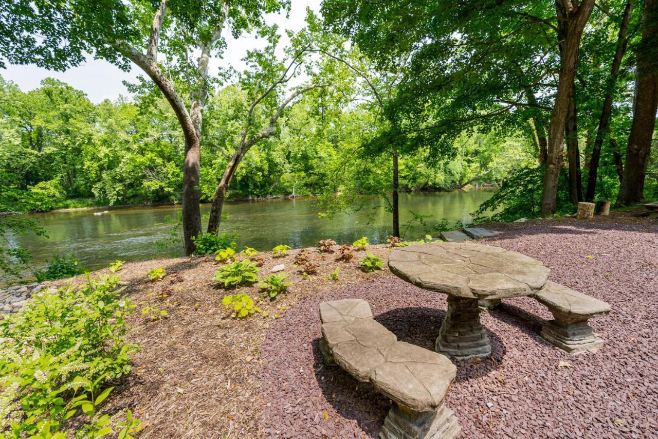 Riverside Log Cabin W Hot Tub Fire Pit Huge Deck Rileyville Exterior photo