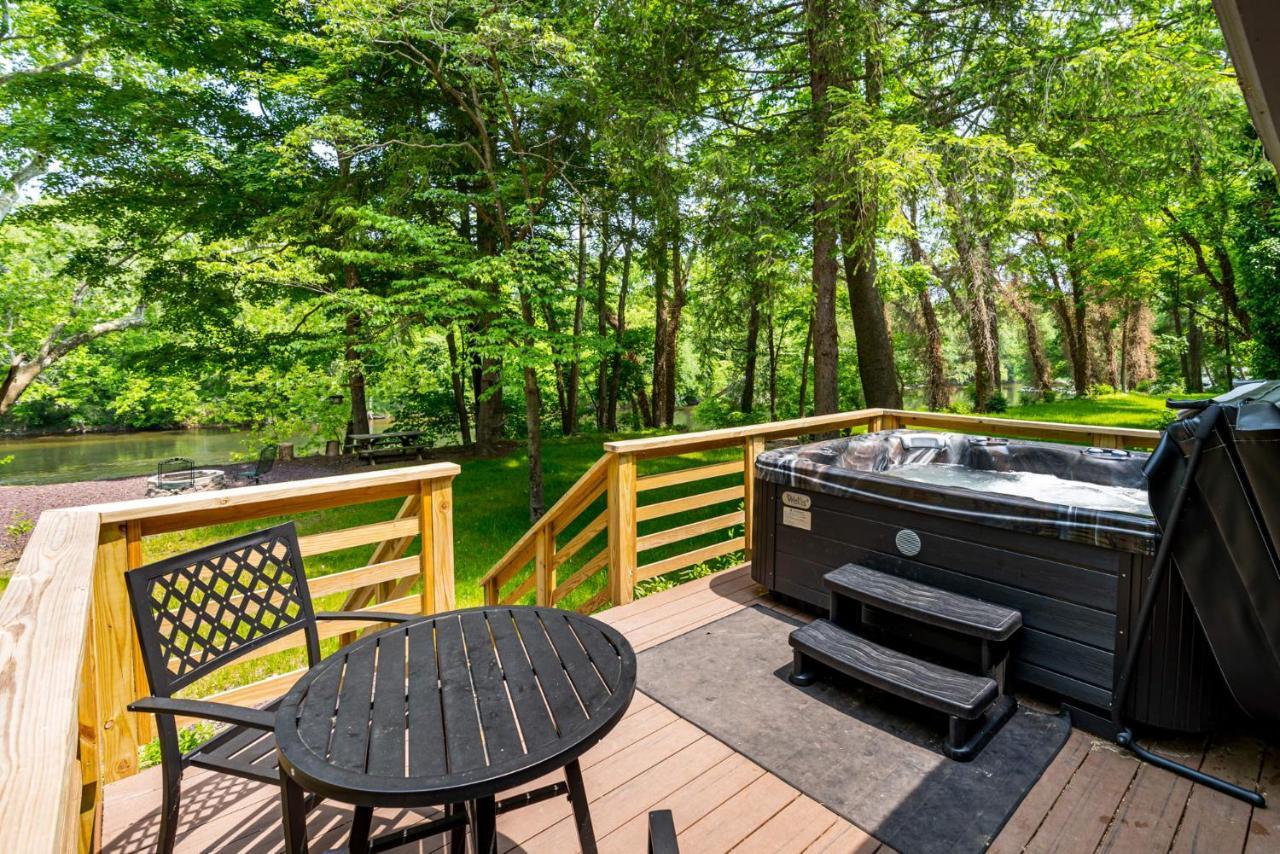 Riverside Log Cabin W Hot Tub Fire Pit Huge Deck Rileyville Exterior photo