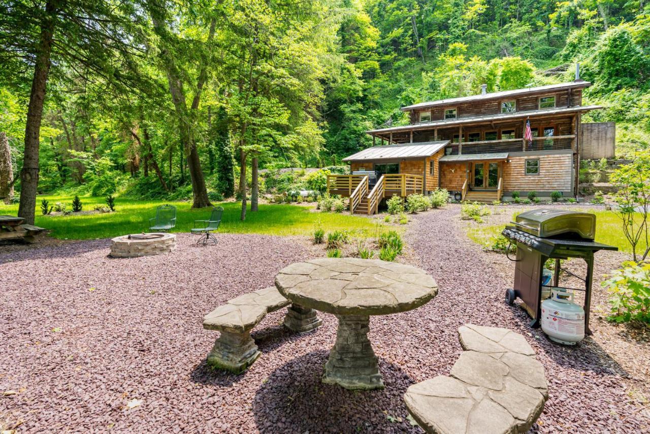 Riverside Log Cabin W Hot Tub Fire Pit Huge Deck Rileyville Exterior photo