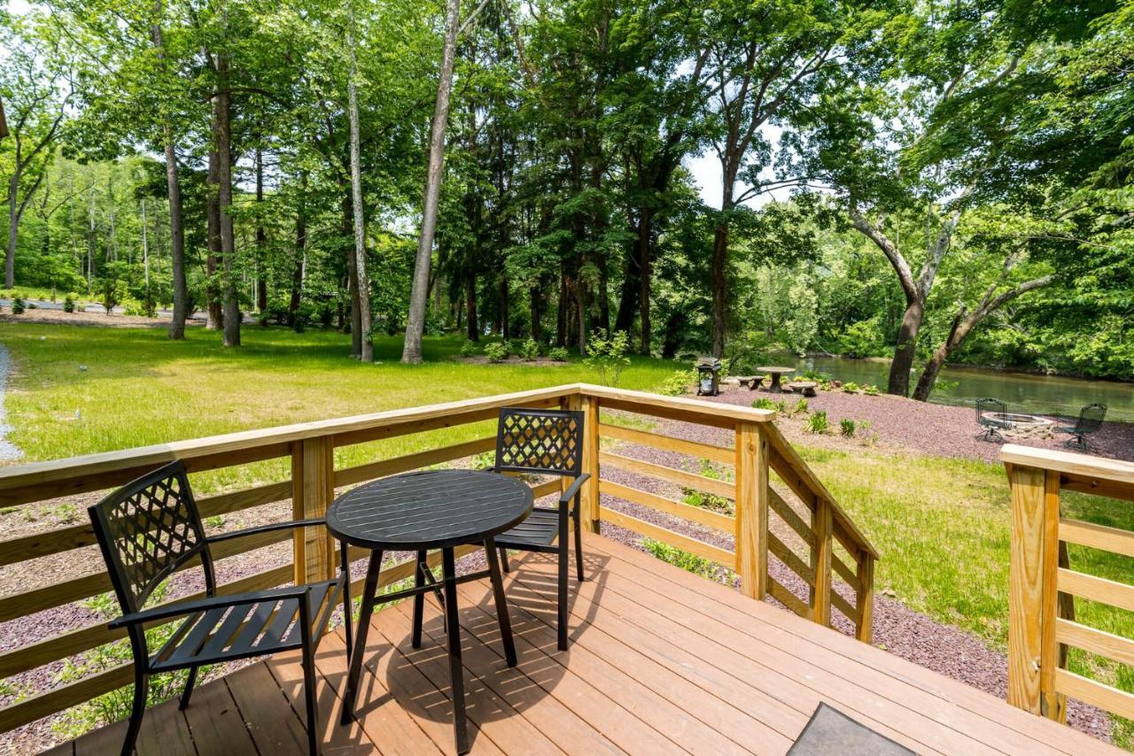Riverside Log Cabin W Hot Tub Fire Pit Huge Deck Rileyville Exterior photo