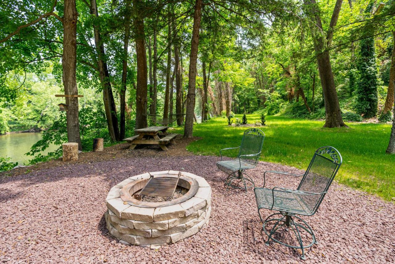 Riverside Log Cabin W Hot Tub Fire Pit Huge Deck Rileyville Exterior photo