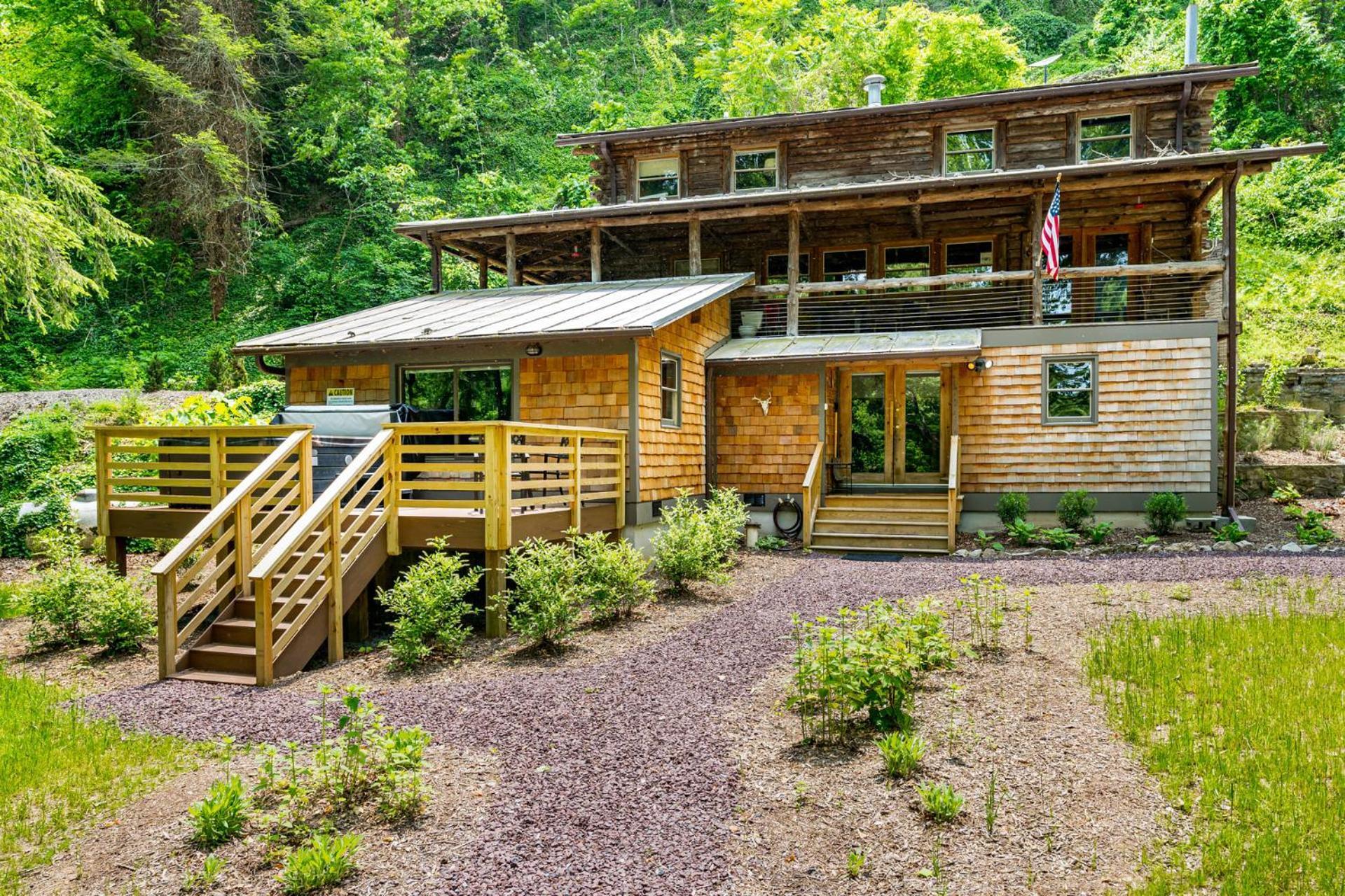 Riverside Log Cabin W Hot Tub Fire Pit Huge Deck Rileyville Exterior photo